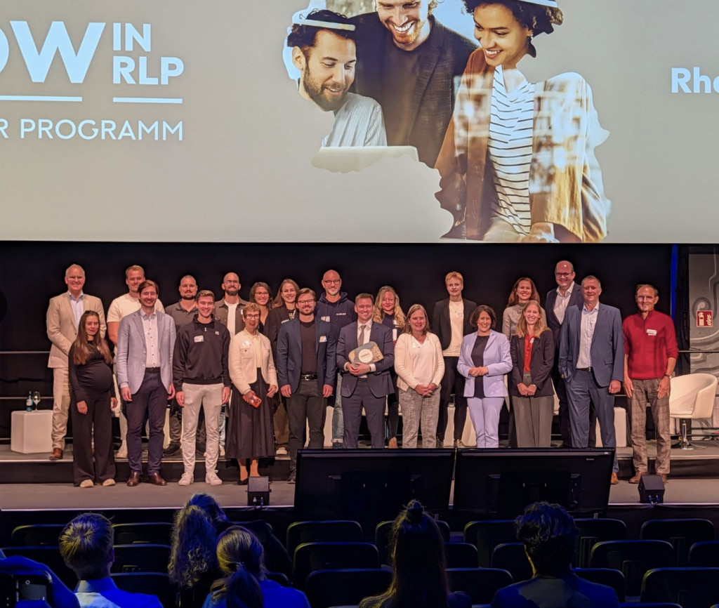 Viele Menschen auf der Bühne. Moderation, Redner, Teilnehmende.